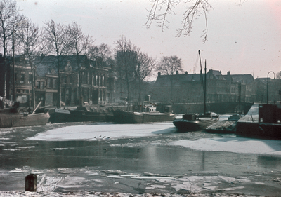 21950 Gezicht op de Stadsbuitengracht en de Bemuurde Weerd O.Z.te Utrecht met rechts op de achtergrond de Zandbrug.